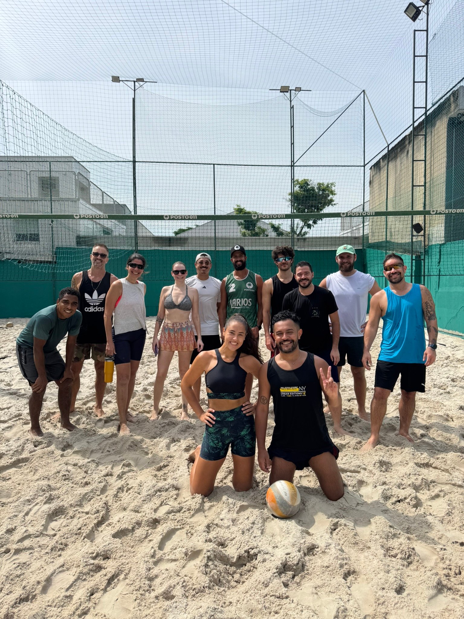 Grupo reunido em uma quadra de areia durante uma das clínicas presenciais
